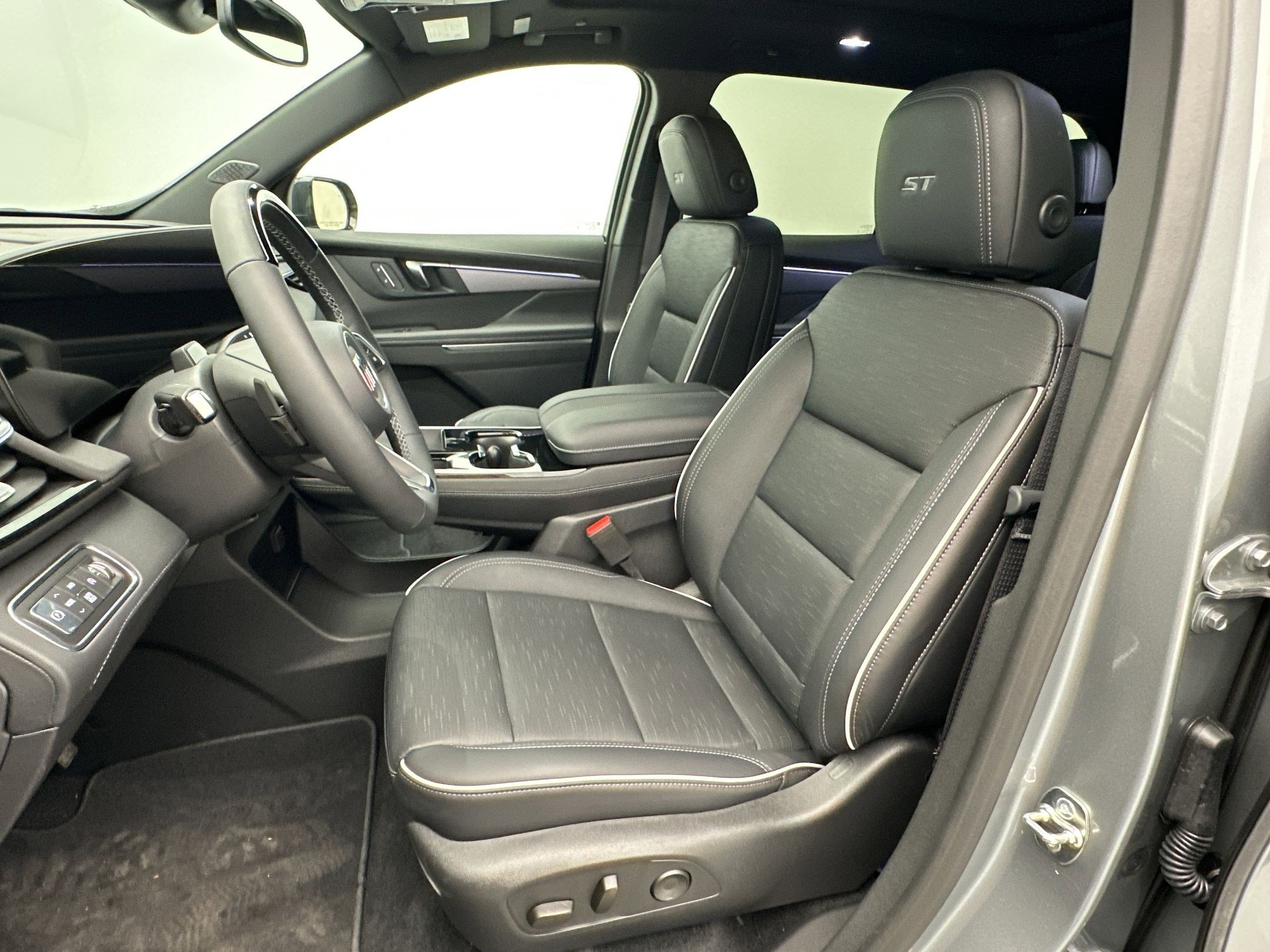 Used 2025 Buick Enclave Sport Touring AWD/4WD image 5