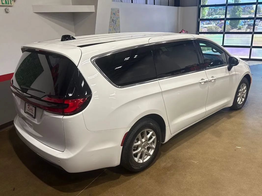 Used 2023 Chrysler Pacifica Touring-L FWD image 61