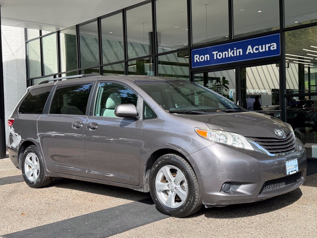 Used 2017 Toyota Sienna LE FWD image 2