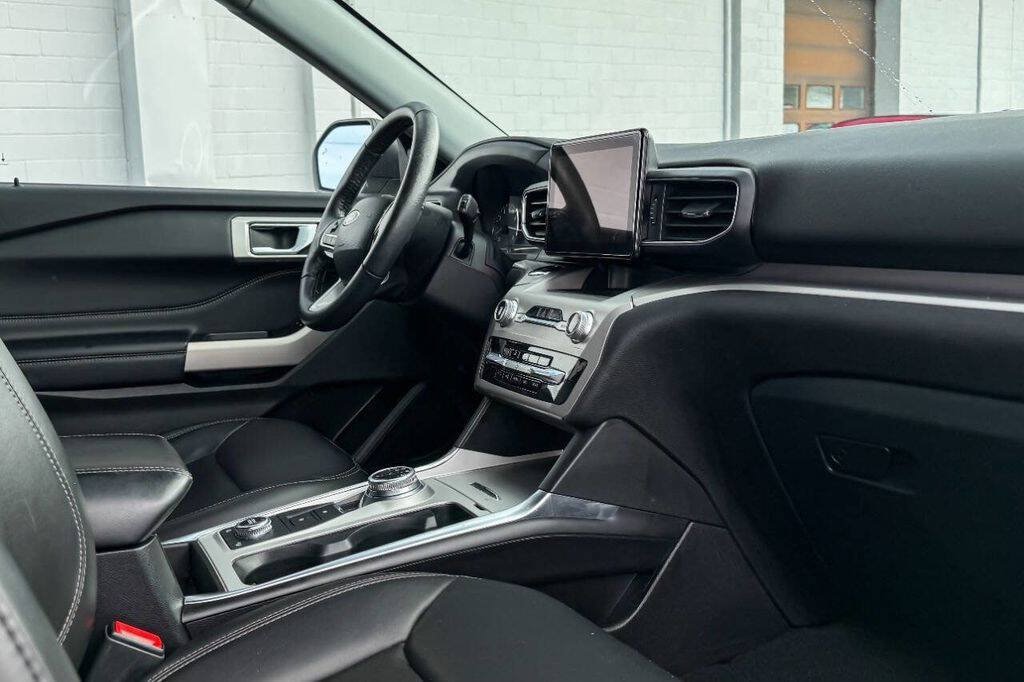 Used 2022 Ford Explorer XLT w/ Equipment Group 202A AWD/4WD image 11