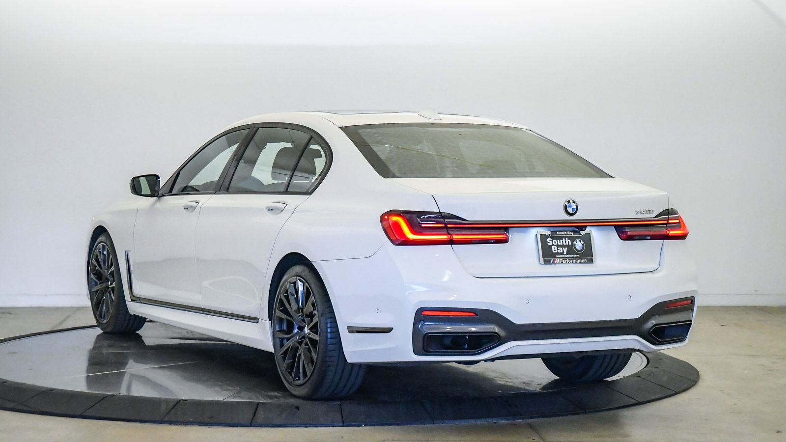 Certified 2022 BMW 740i w/ M Sport Package RWD image 2