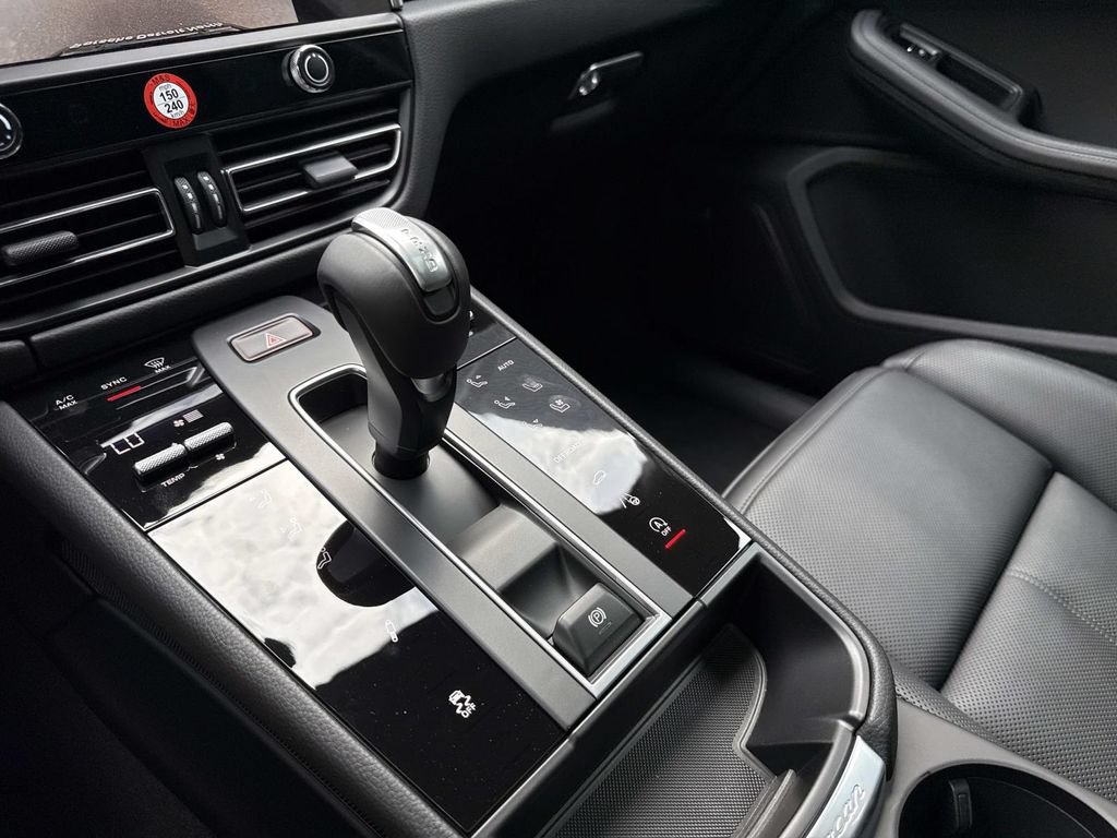 Certified 2025 Porsche Macan Turbo AWD/4WD image 21