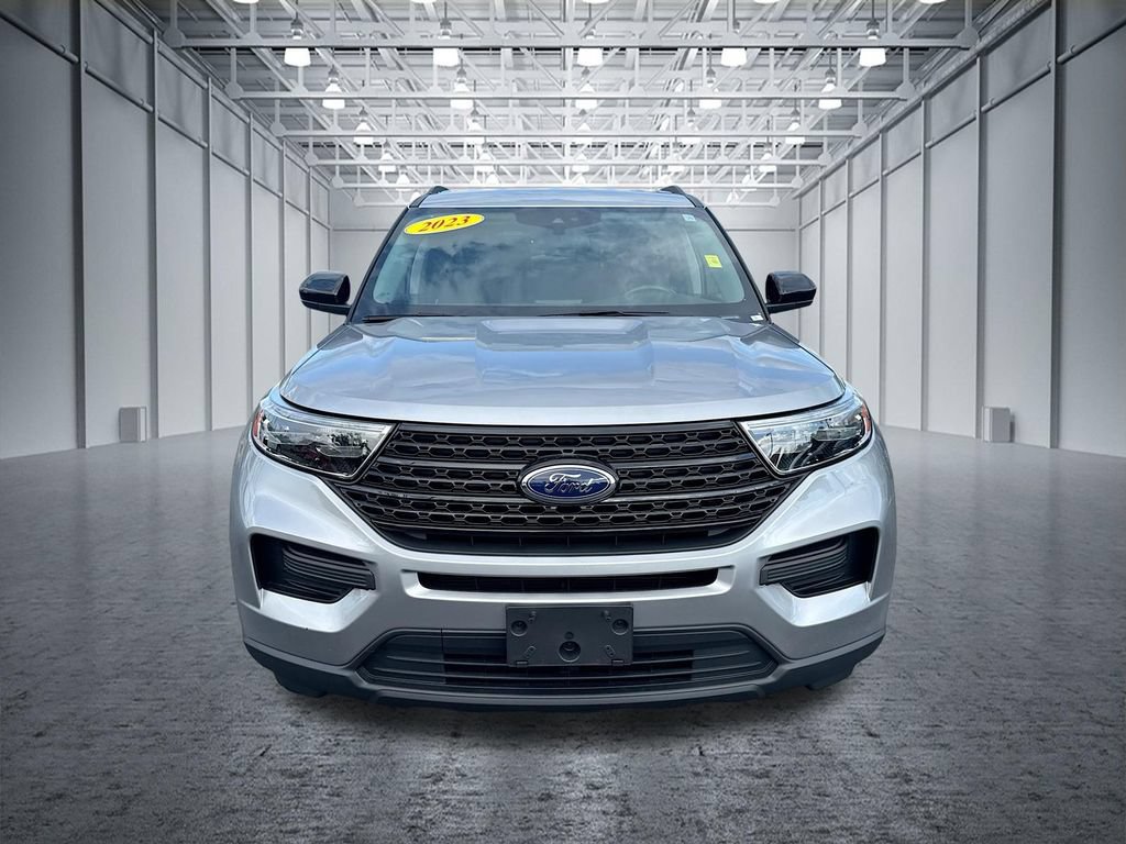Used 2023 Ford Explorer XLT AWD/4WD image 2