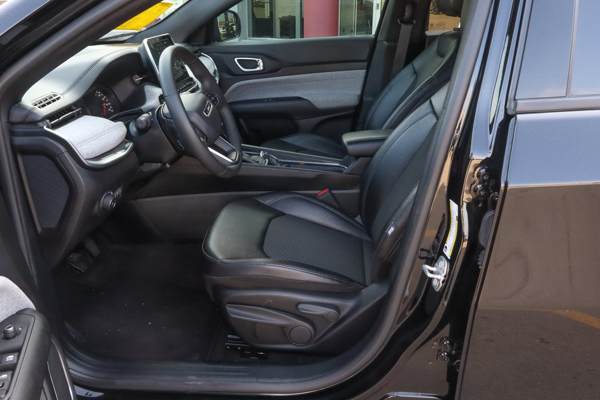 Used 2025 Jeep Compass Latitude AWD/4WD image 7