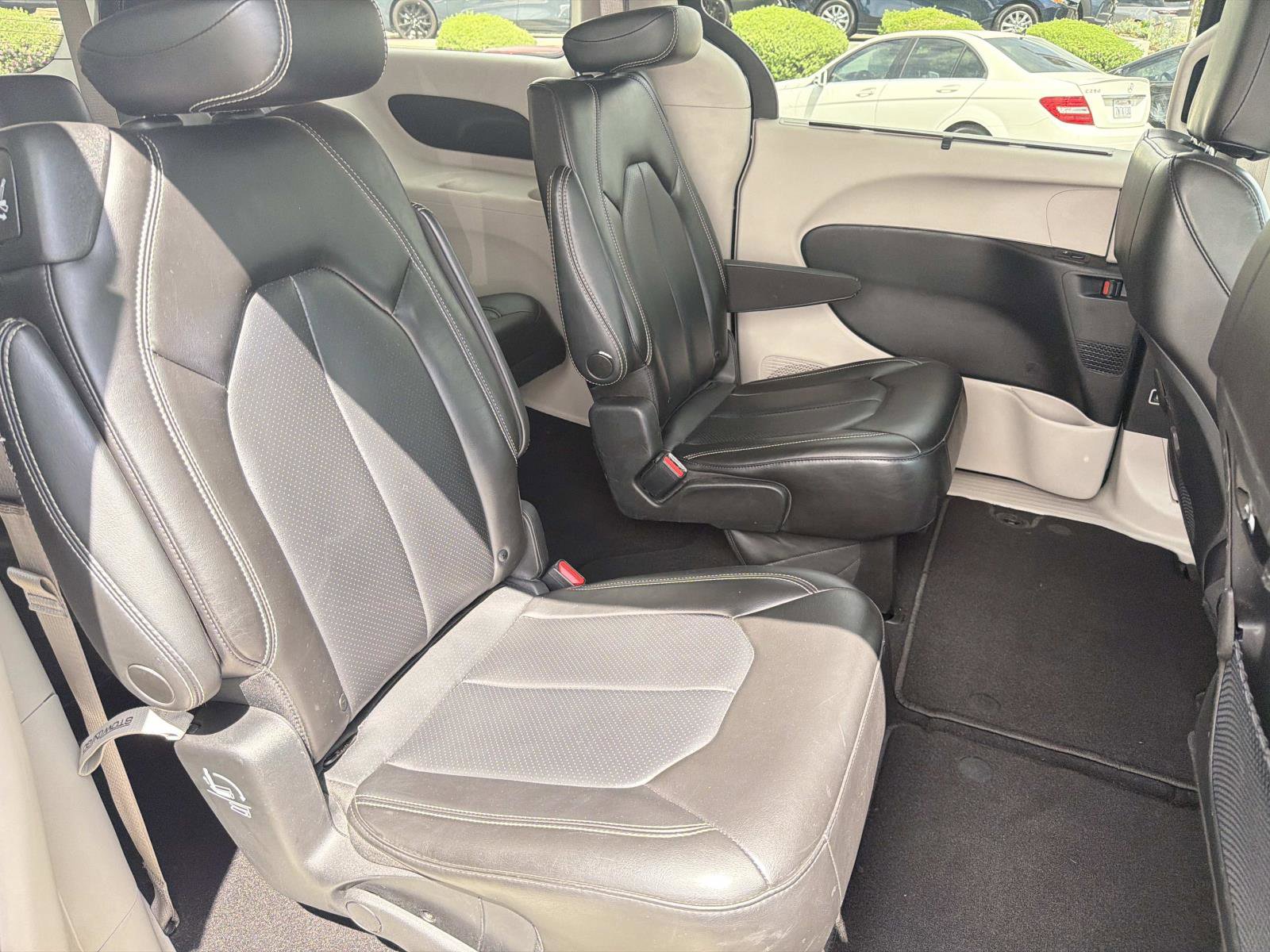 Used 2023 Chrysler Pacifica Touring-L FWD image 23
