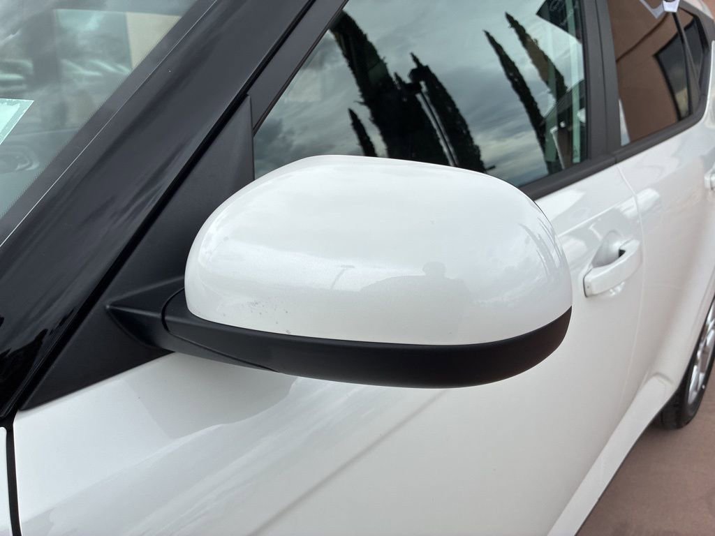 Used 2025 Kia Soul LX image 4