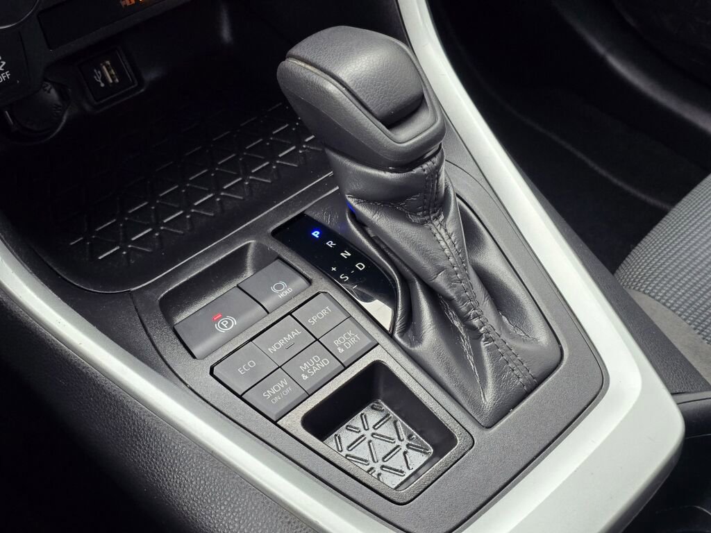 Used 2024 Toyota RAV4 LE image 33