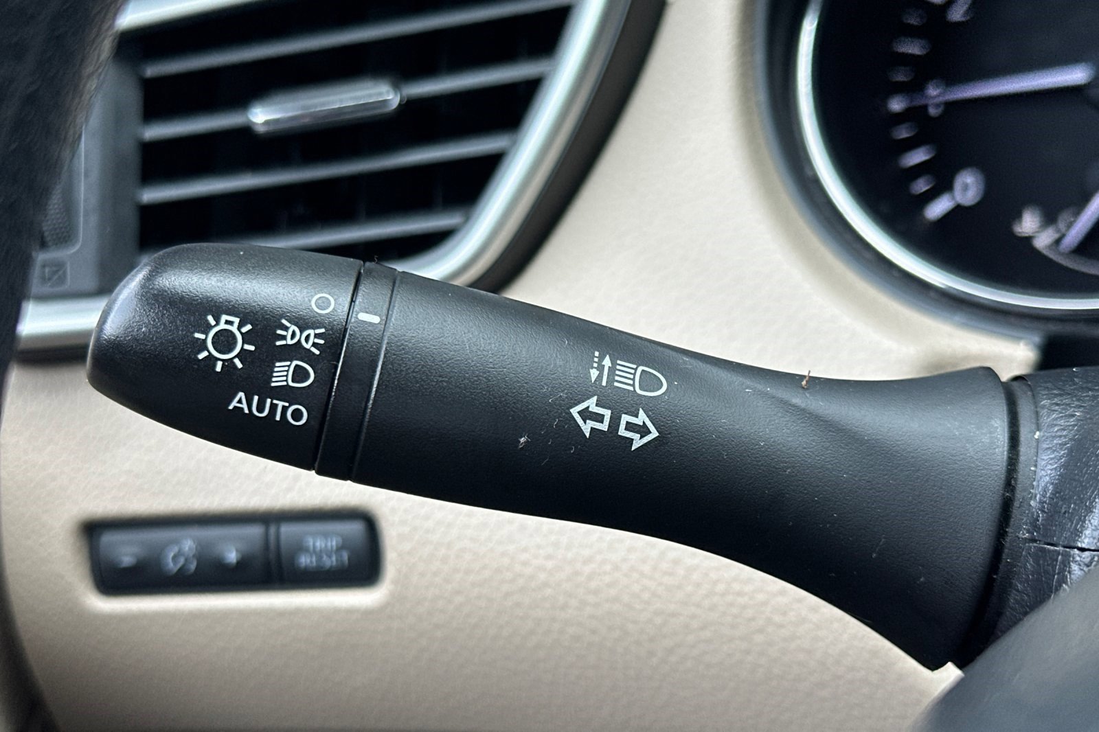 Used 2016 Nissan Rogue SV w/ SV Premium Package image 33