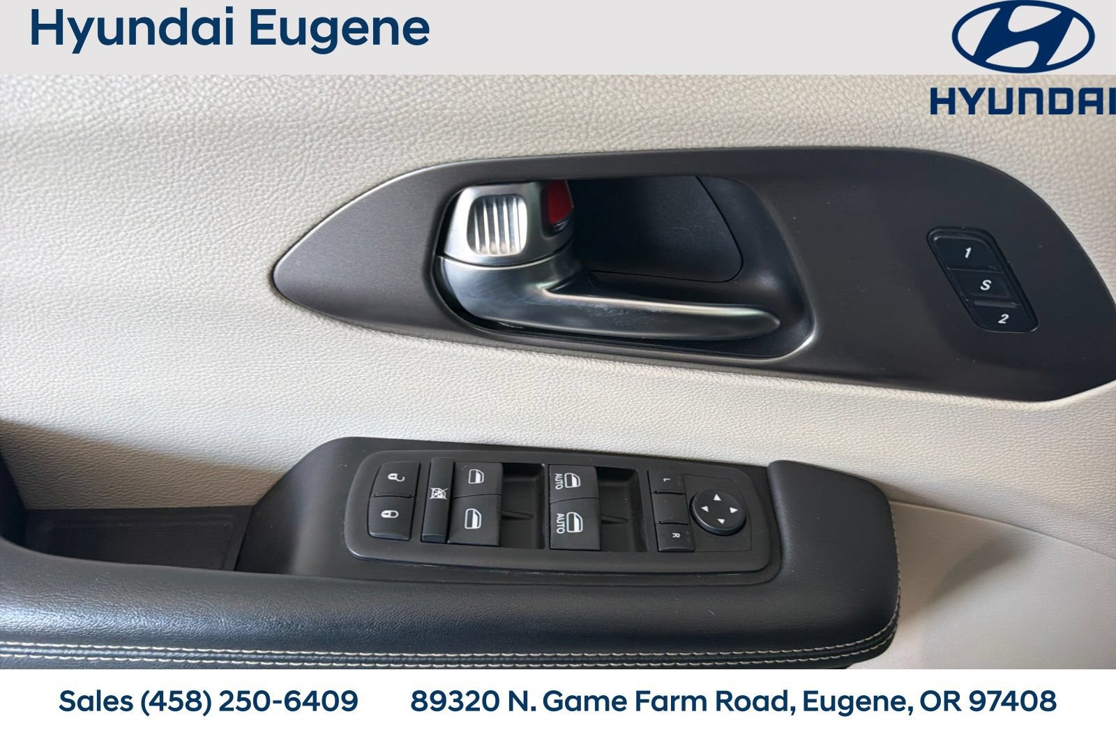 Used 2023 Chrysler Pacifica Touring-L FWD image 12