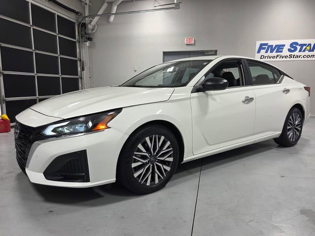 Used 2025 Nissan Altima 2.5 SV FWD image 3