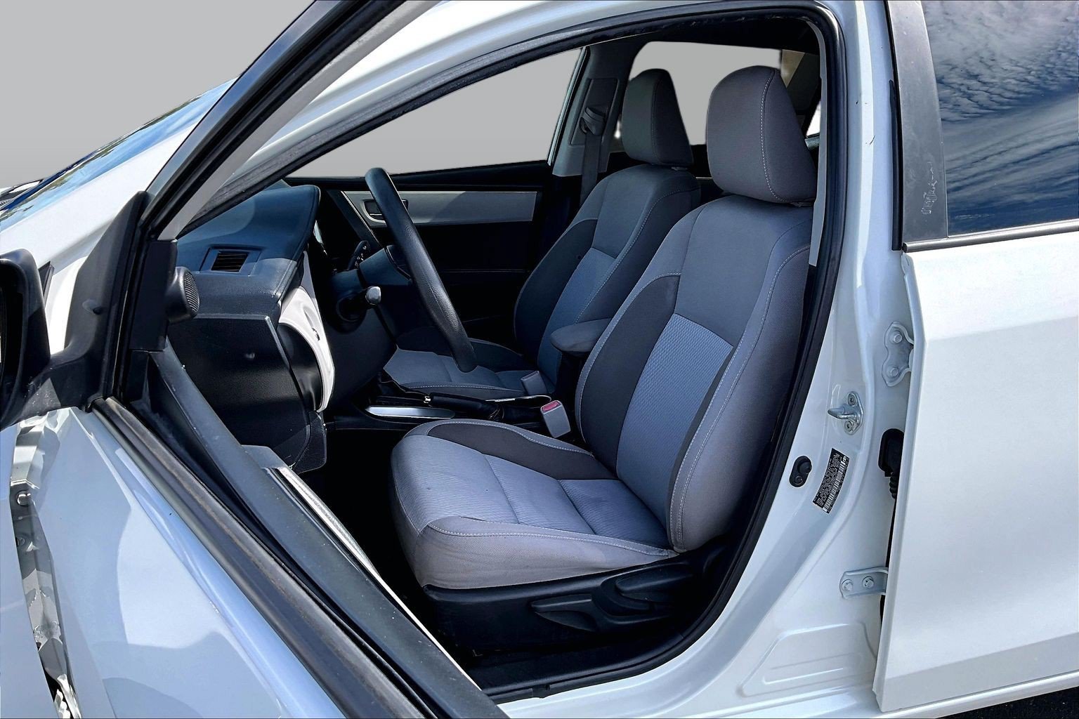 Used 2017 Toyota Corolla LE w/ Carpet Mat Package (TMS) FWD image 24