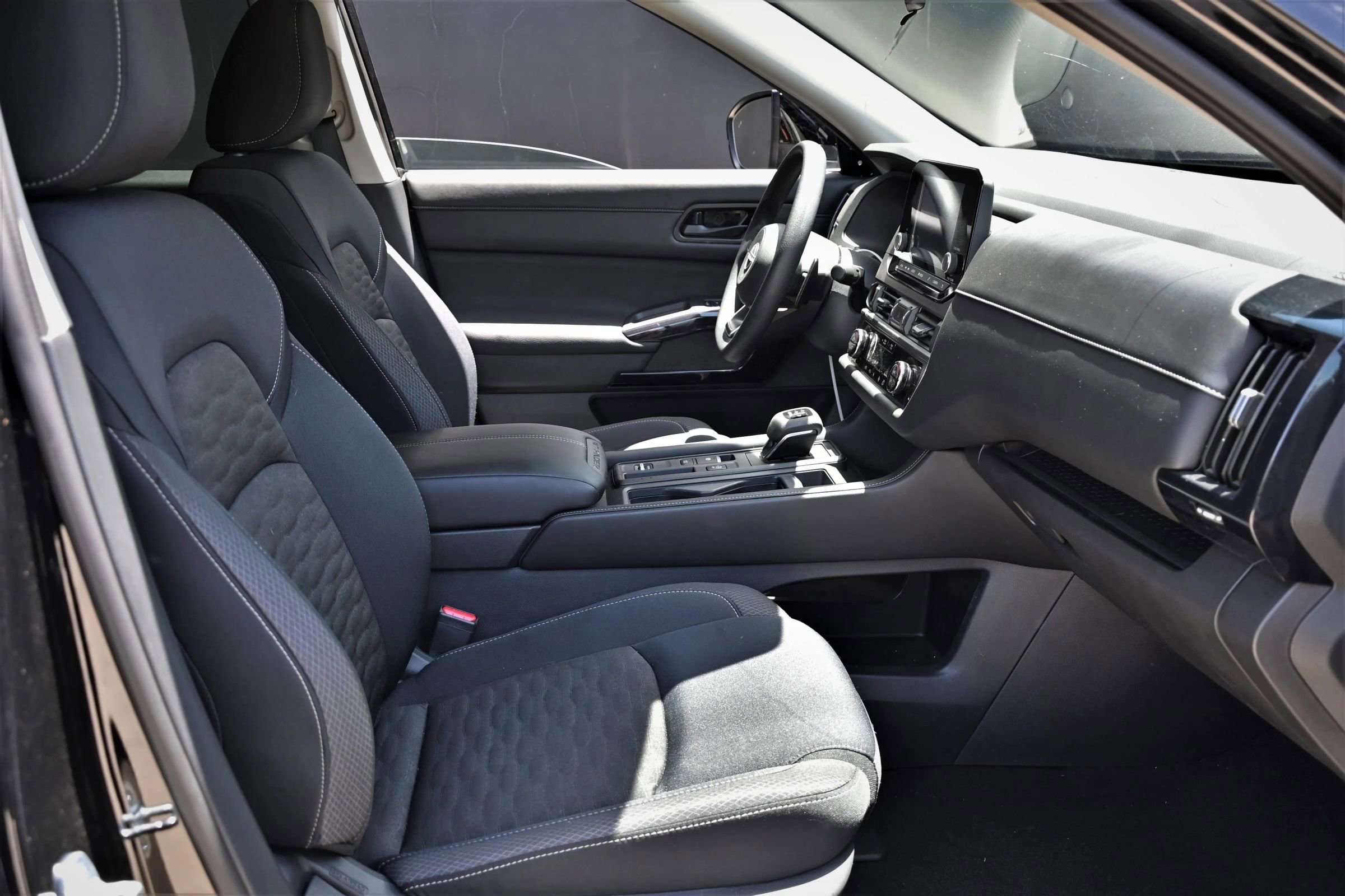 Used 2025 Nissan Pathfinder S image 14