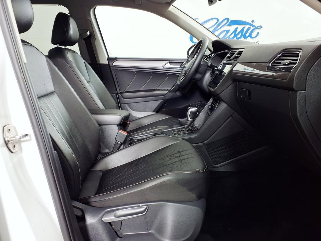 Used 2022 Volkswagen Tiguan SE w/ Panoramic Sunroof Package image 12