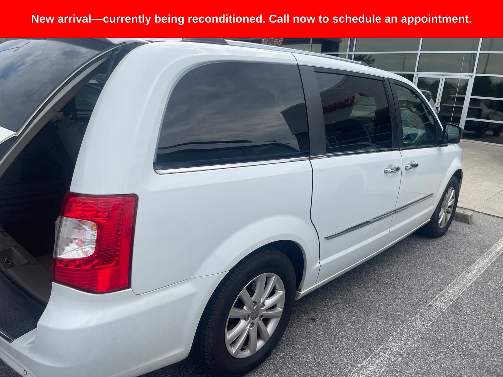 Used 2016 Chrysler Town & Country Limited Platinum FWD image 8