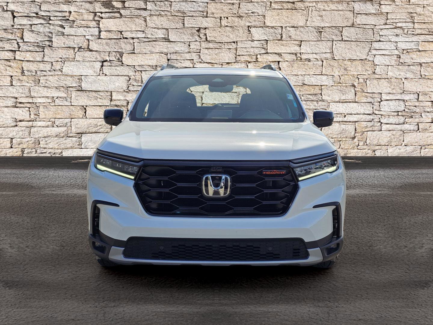 Used 2025 Honda Pilot TrailSport image 2