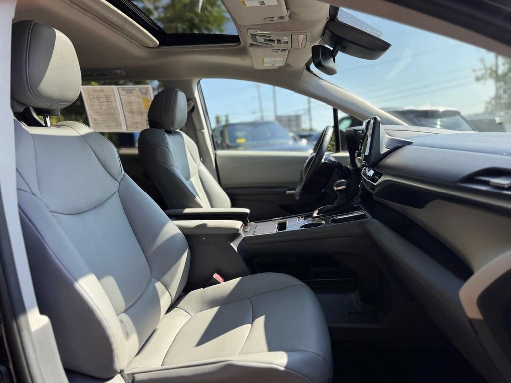 Used 2023 Toyota Sienna XLE FWD image 33