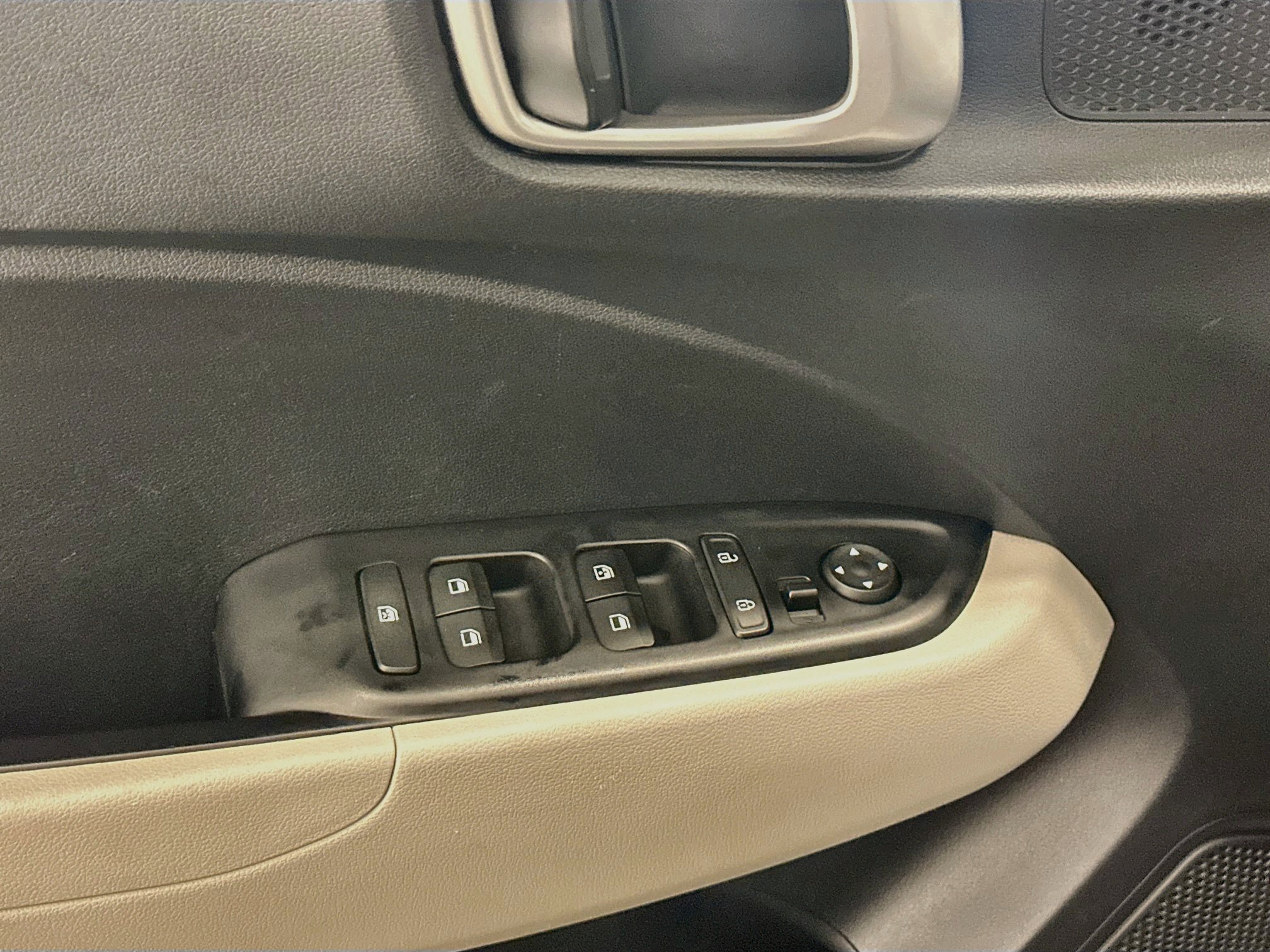 Used 2025 Hyundai Venue SEL FWD image 15