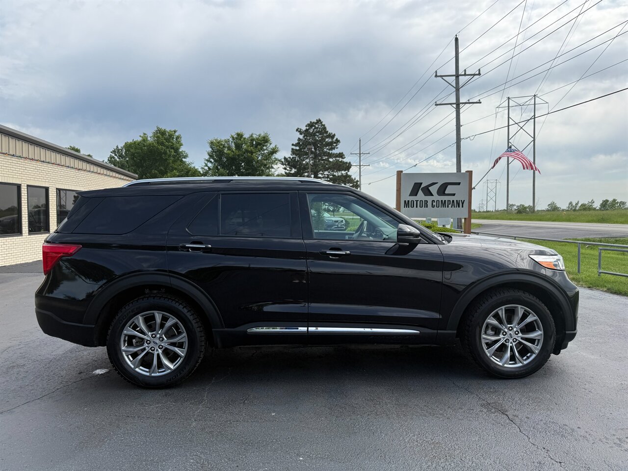 Used 2022 Ford Explorer Limited w/ Class IV Trailer Tow Package AWD/4WD image 6