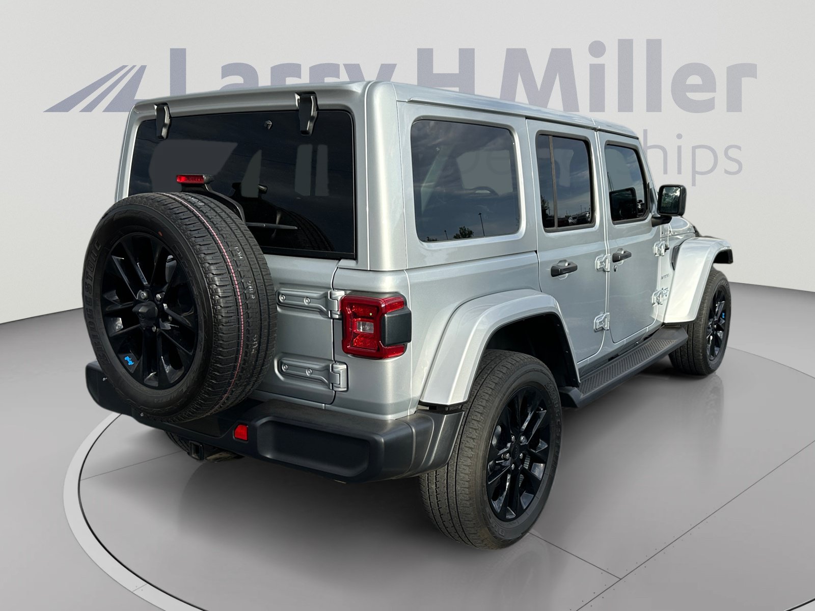 Used 2023 Jeep Wrangler Unlimited Sahara w/ Cold Weather Group AWD/4WD image 5