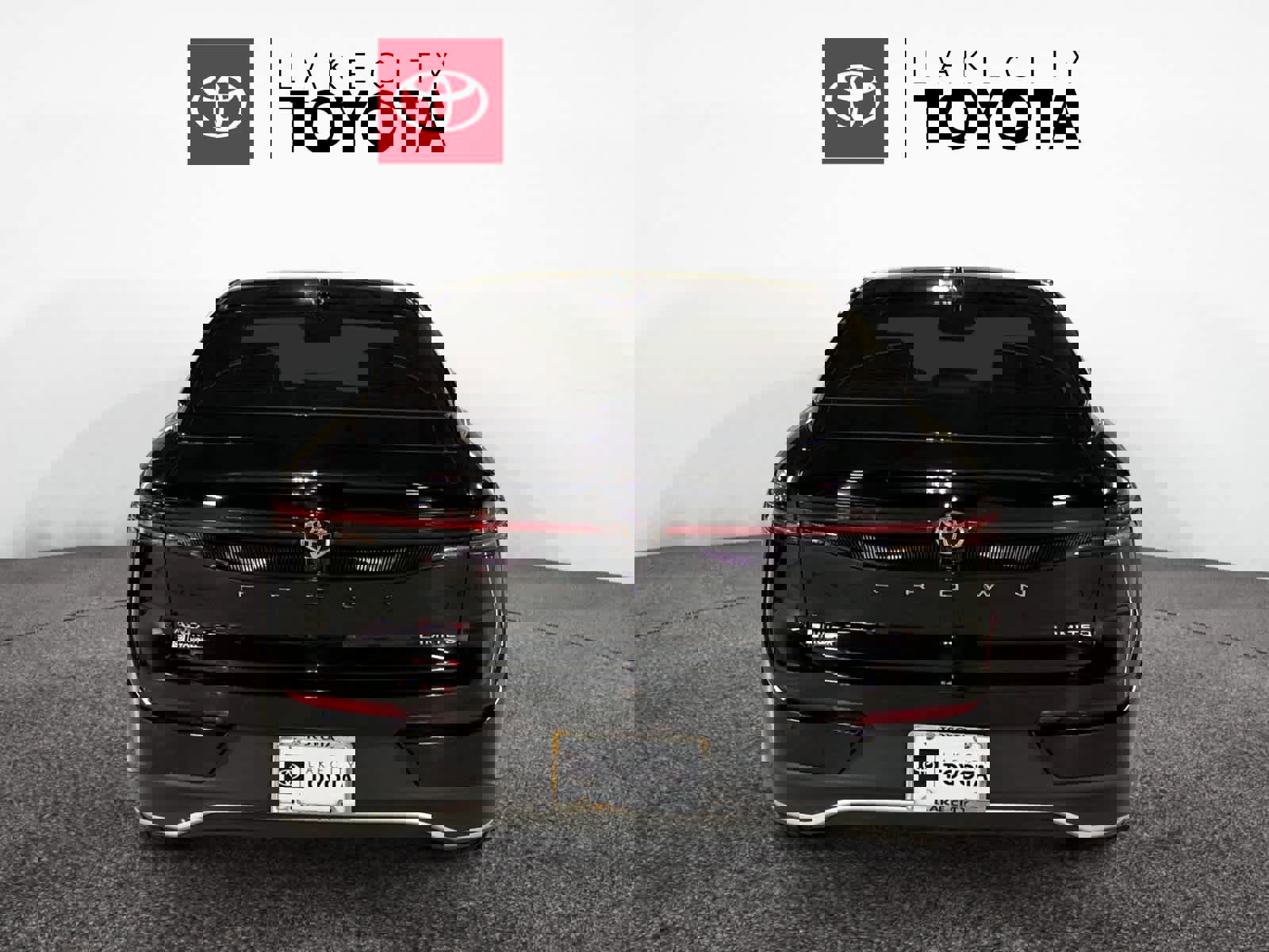 Used 2023 Toyota Crown Limited image 6