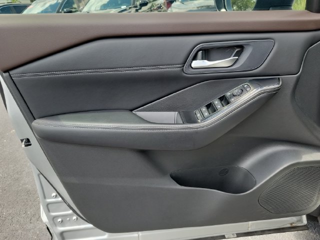 Used 2023 Nissan Rogue SV w/ SV Premium B Package FWD image 15