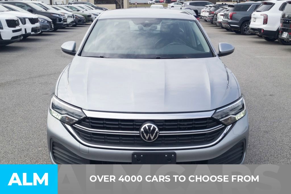 Used 2024 Volkswagen Jetta SE image 2