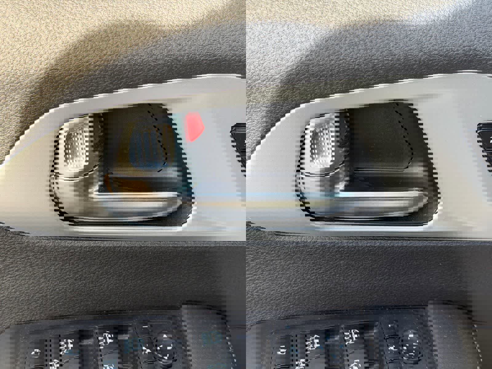 Used 2025 Chrysler Pacifica Limited image 12