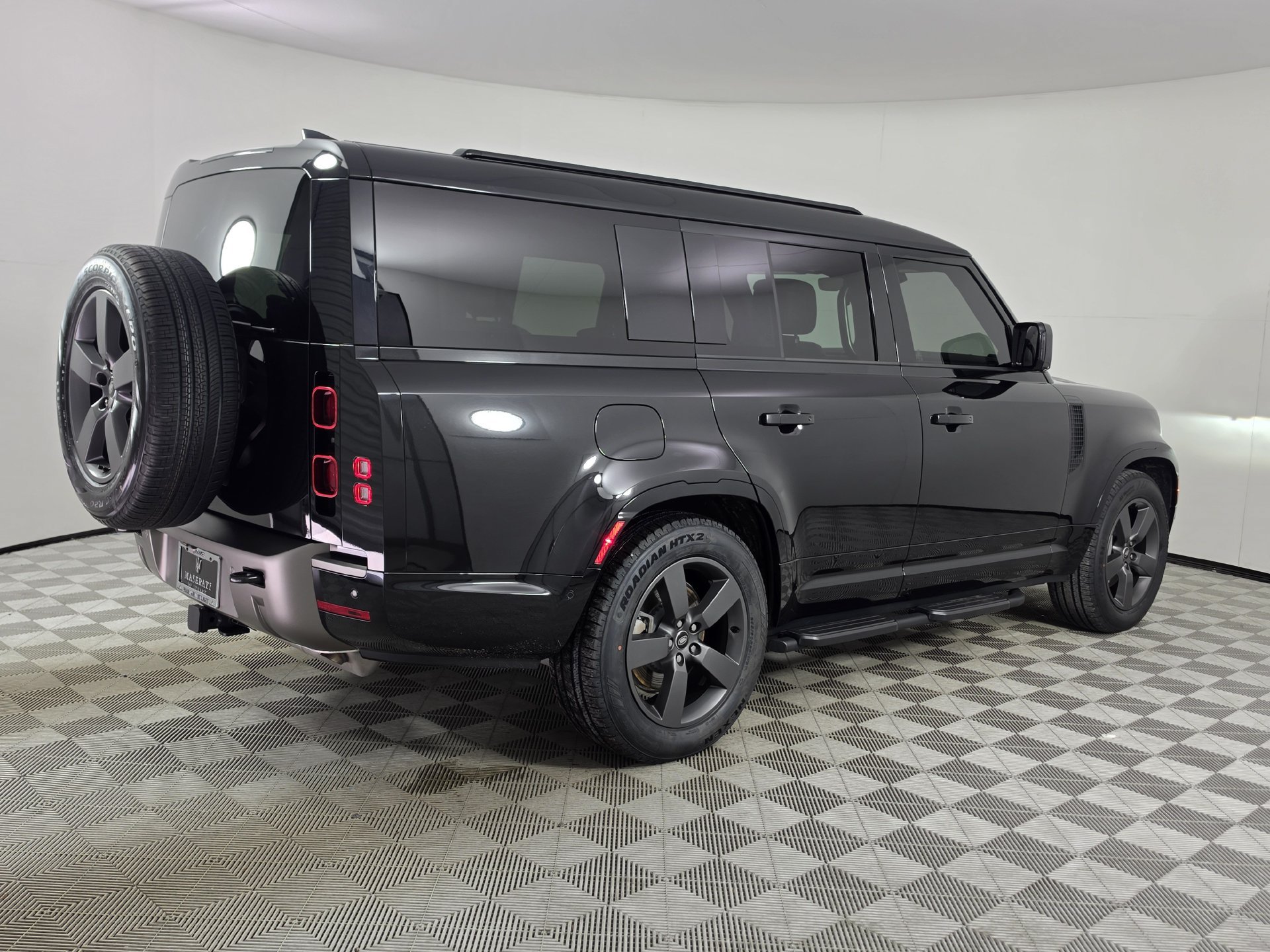 Used 2025 Land Rover Defender 130 X-Dynamic SE AWD/4WD image 38