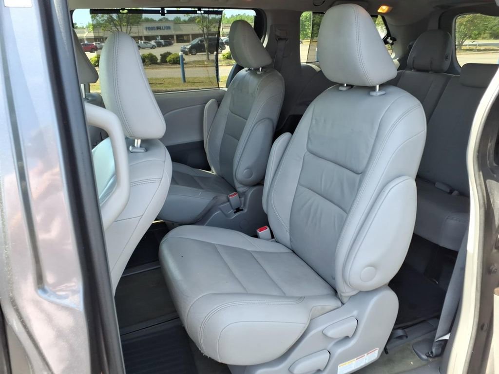 Used 2017 Toyota Sienna XLE AWD/4WD image 6