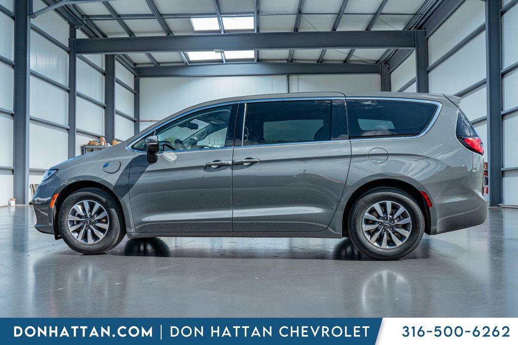 Used 2023 Chrysler Pacifica Touring-L image 2