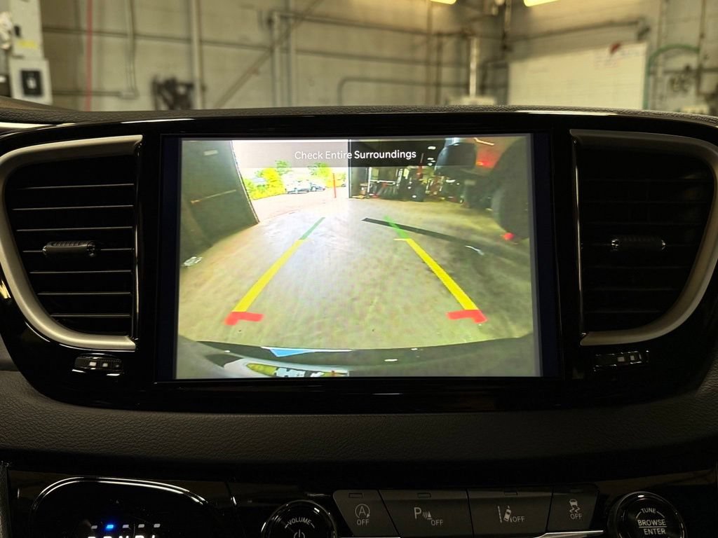 Used 2026 Chrysler Pacifica Select FWD image 16