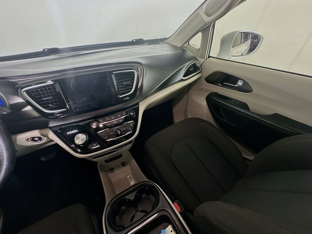 Used 2020 Chrysler Pacifica Touring w/ Advanced Safetytec Group image 11