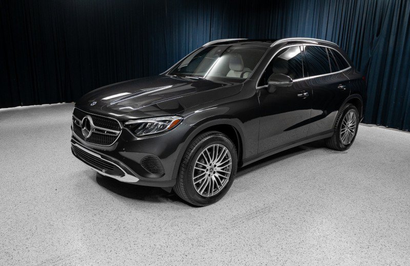 Used 2025 Mercedes-Benz GLC 300 image 1