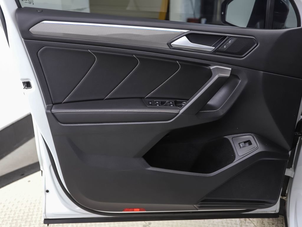 Used 2024 Volkswagen Tiguan SE R-Line image 9