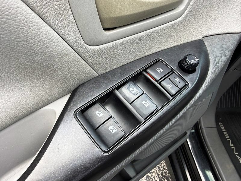 Used 2019 Toyota Sienna L FWD image 30