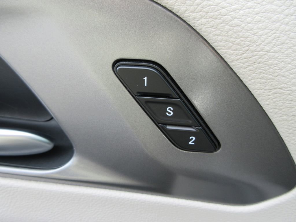 Used 2023 Chrysler Pacifica Touring-L image 21