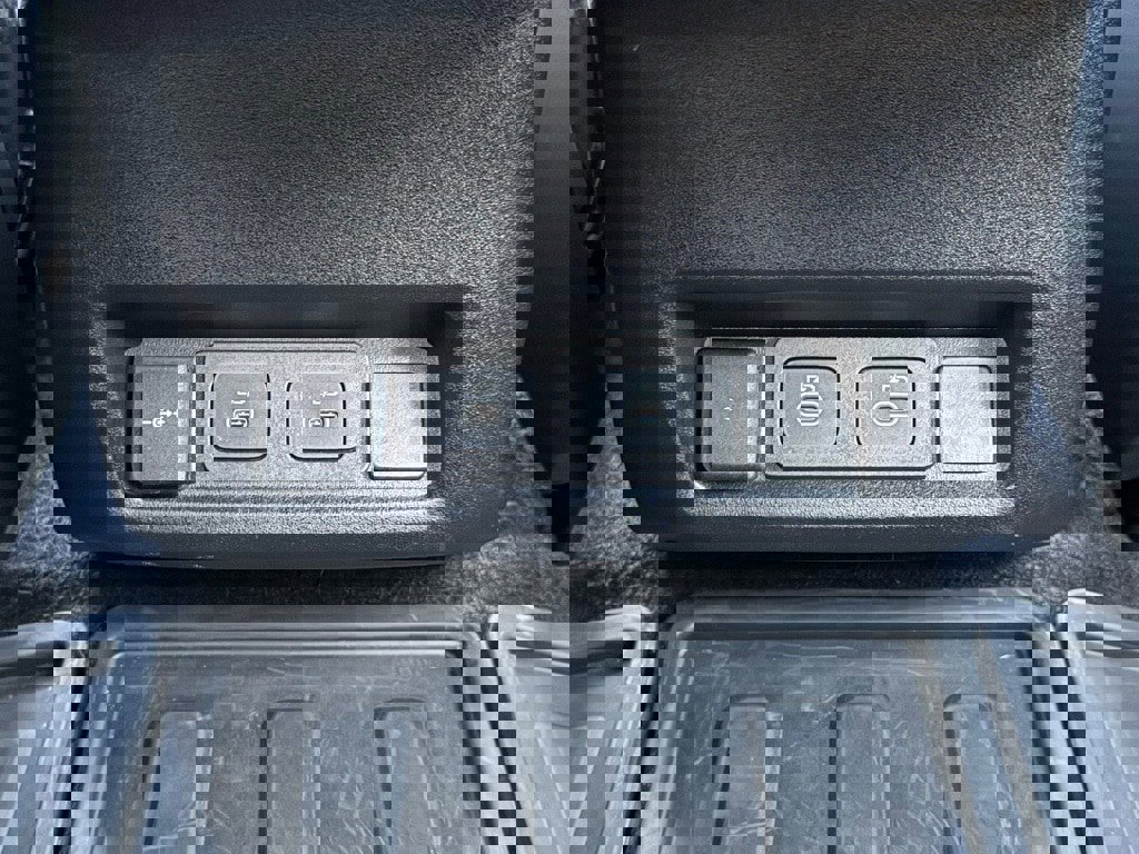 Certified 2025 Land Rover Discovery Dynamic SE image 37