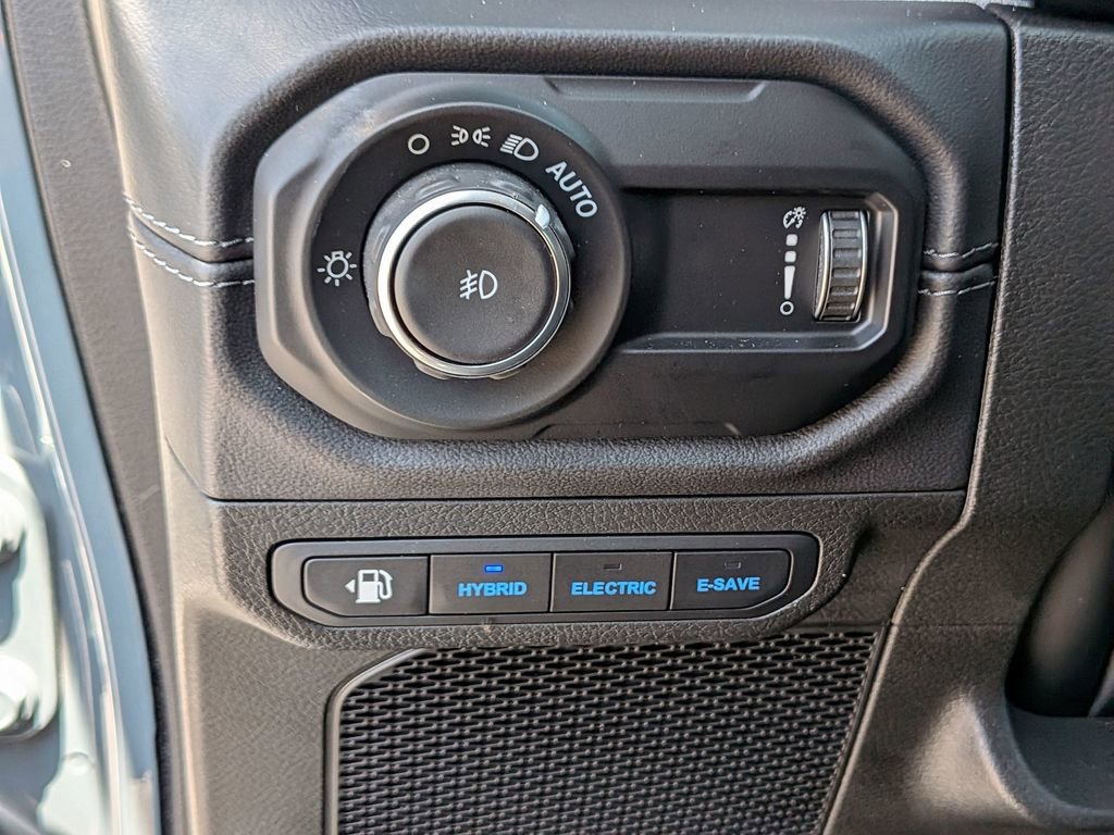 Used 2024 Jeep Wrangler Unlimited Sahara AWD/4WD image 16