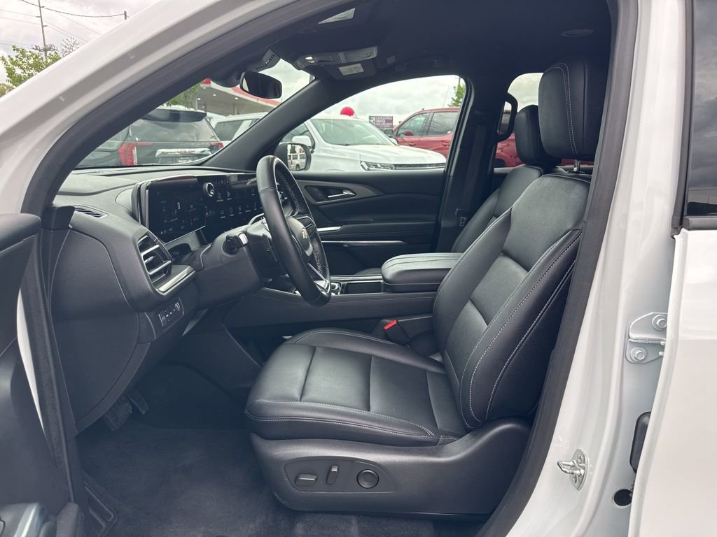 Used 2025 Chevrolet Traverse LT image 18