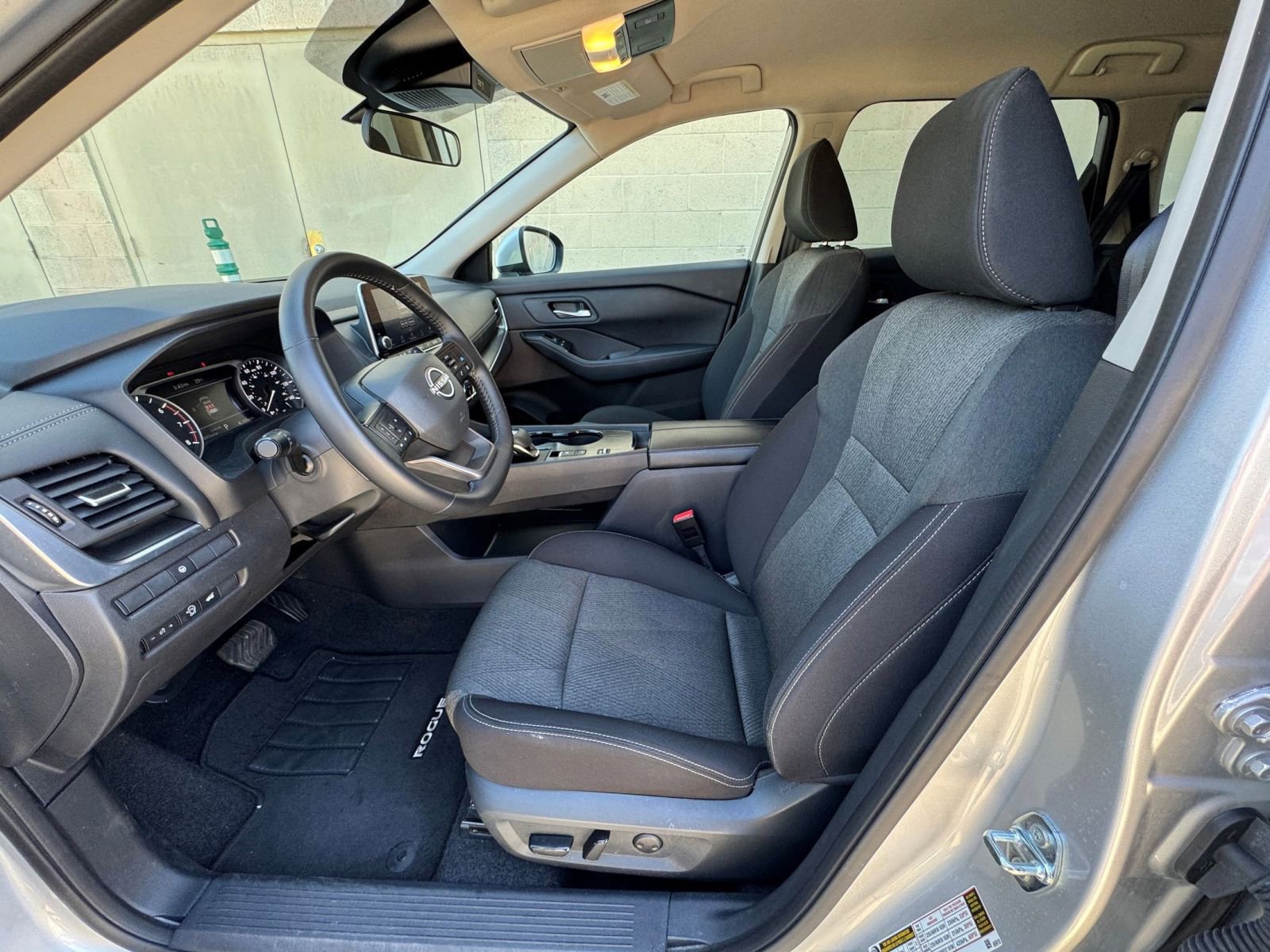 Used 2025 Nissan Rogue SV FWD image 29