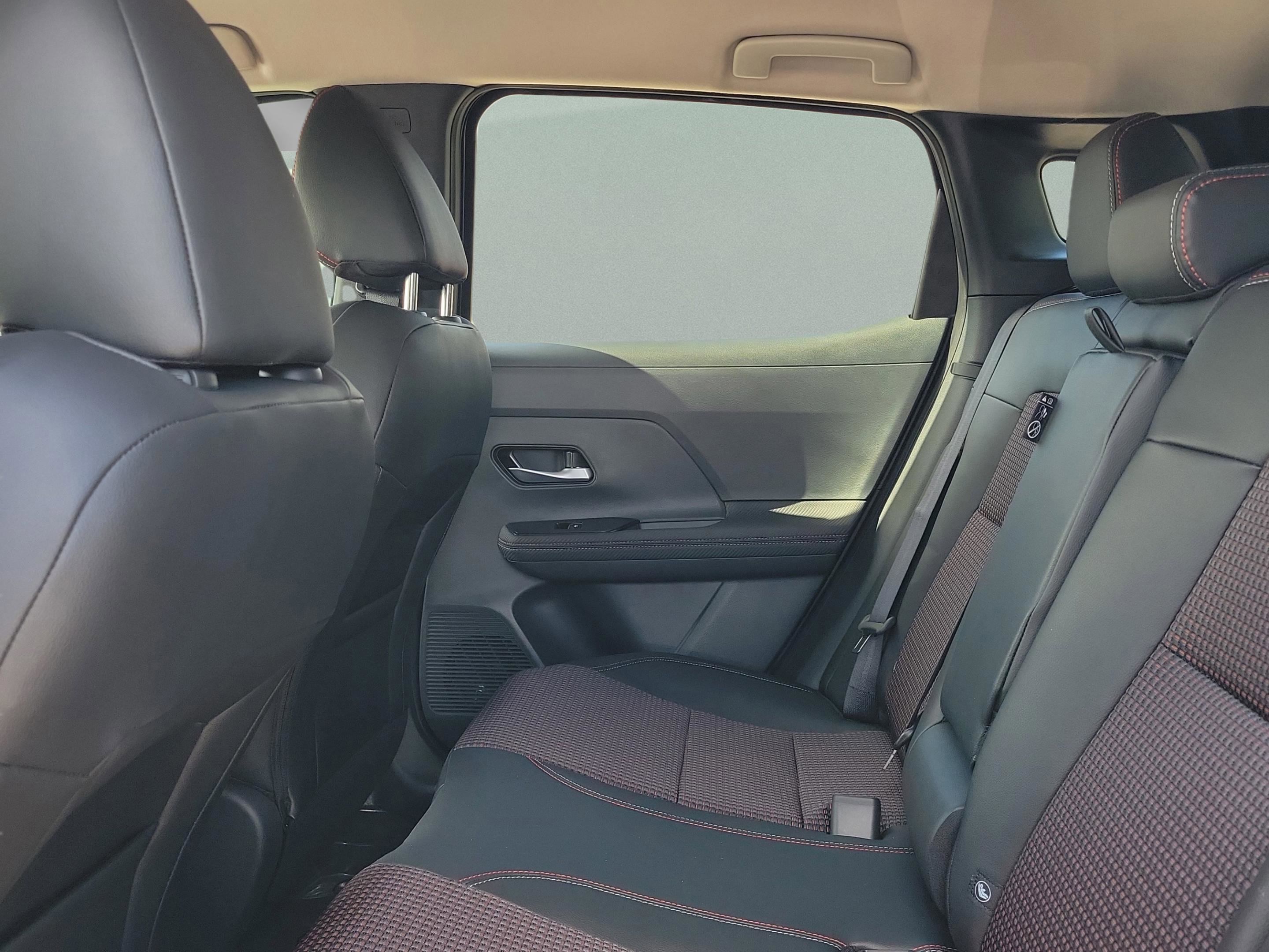 New 2025 Nissan Kicks SR FWD image 12