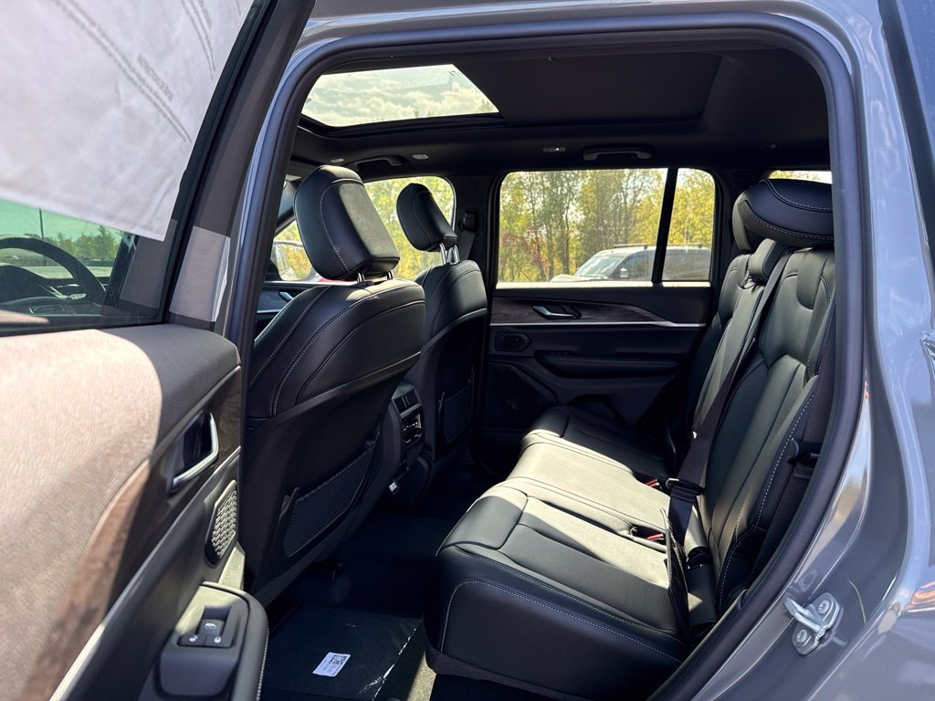 New 2027 Jeep Grand Cherokee Limited AWD/4WD image 22