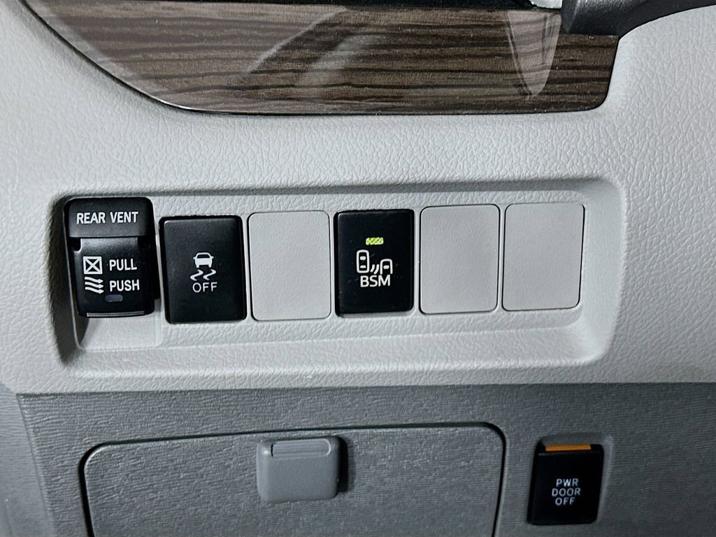 Used 2017 Toyota Sienna XLE image 10