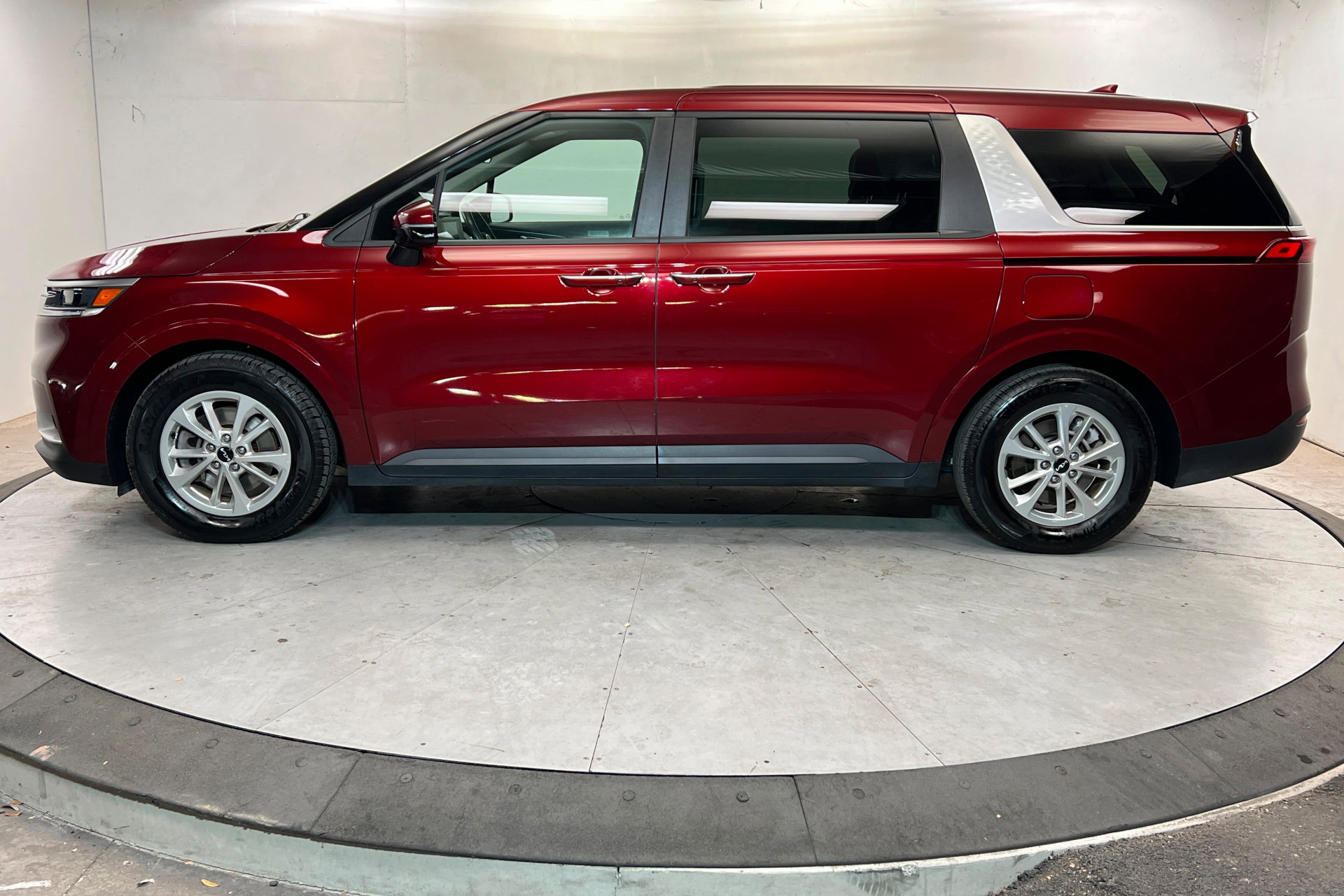 Used 2024 Kia Carnival LX image 2