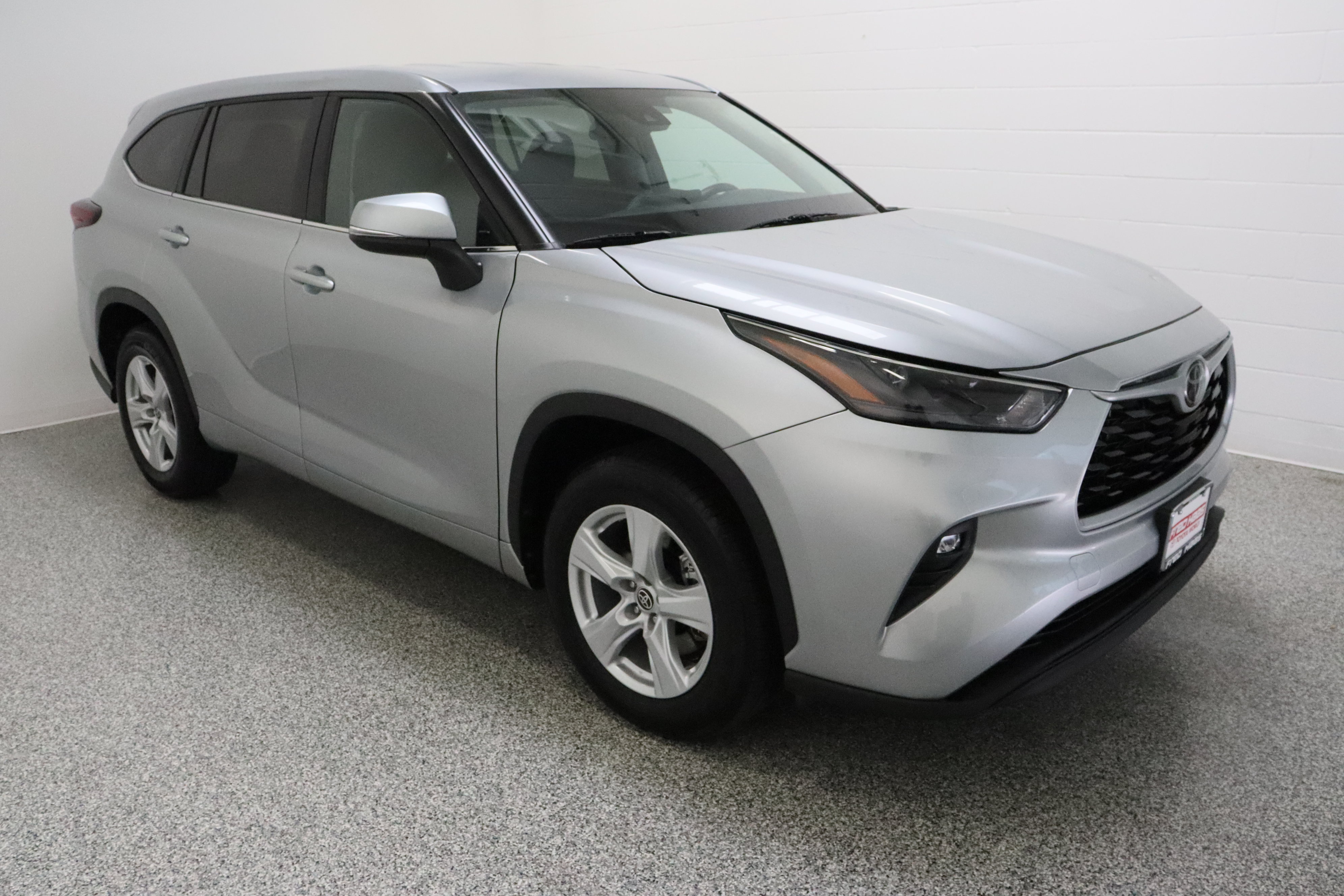 Certified 2025 Toyota Highlander LE FWD image 4