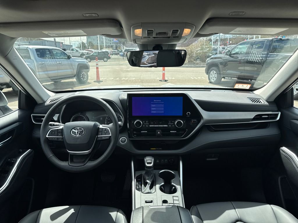 Used 2026 Toyota Highlander XLE image 12