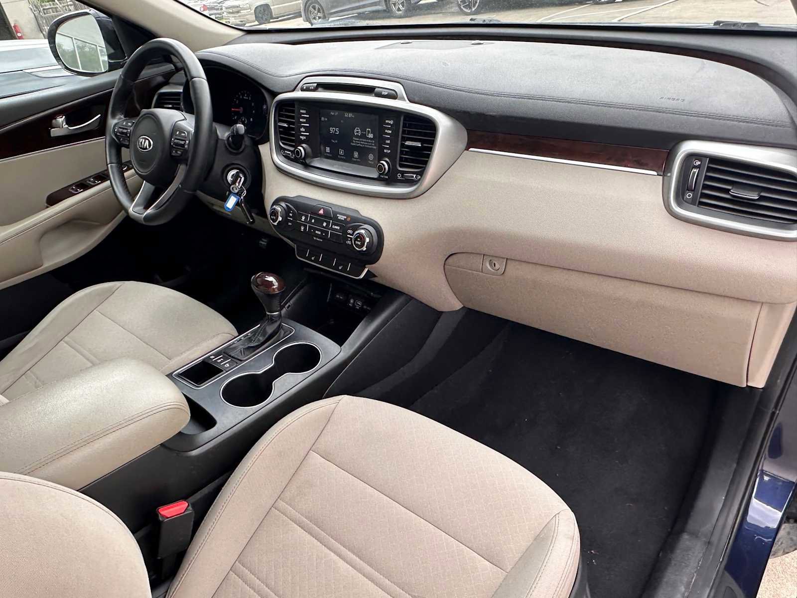 Used 2017 Kia Sorento LX w/ LX Convenience Package image 17