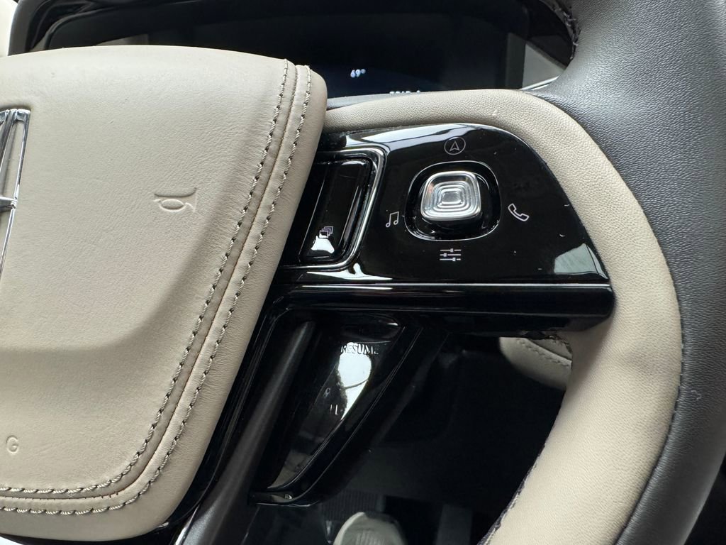 Used 2023 Lincoln Aviator AWD w/ Premium Package image 17