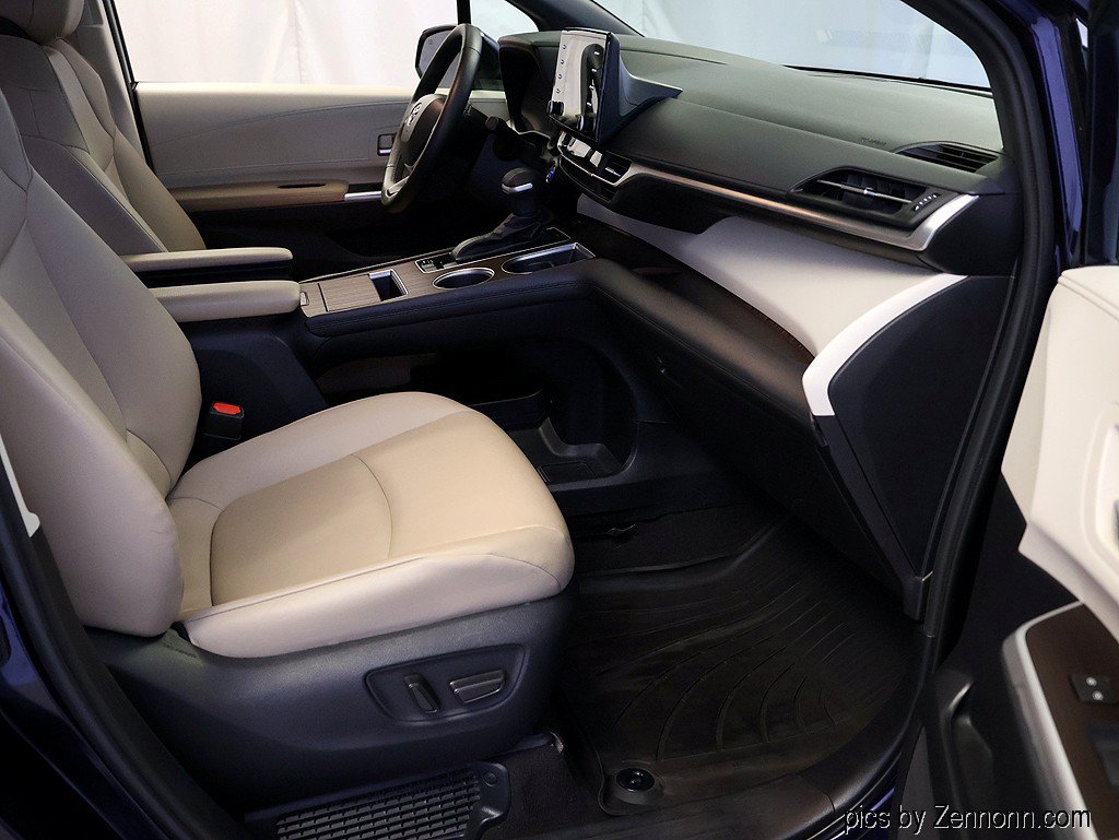 Used 2022 Toyota Sienna XLE FWD image 31