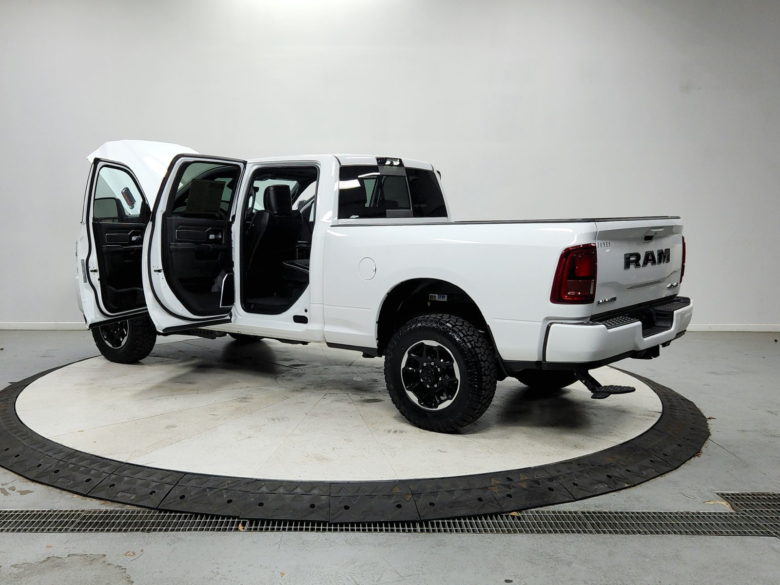 Used 2025 RAM 2500 Laramie AWD/4WD image 14